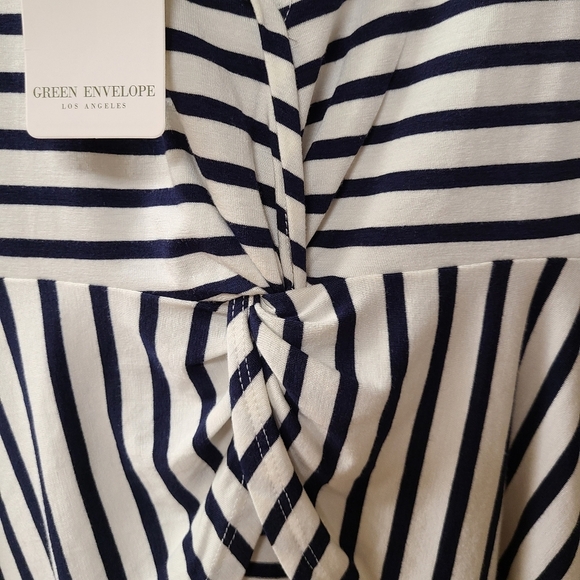 NWT Green Envelope Medium women's  short sleeve top. - Picture 3 of 6